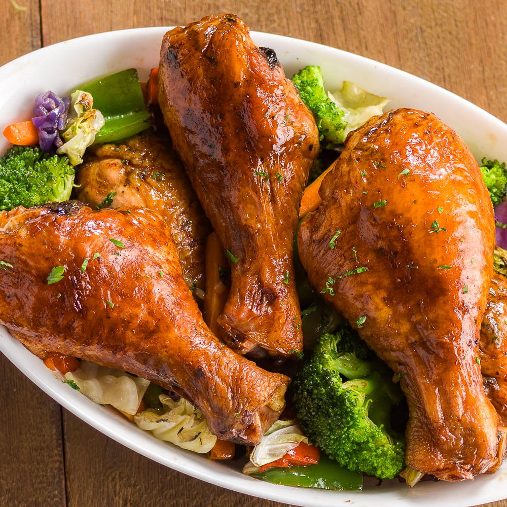Coxa de frango com legumes grelhados